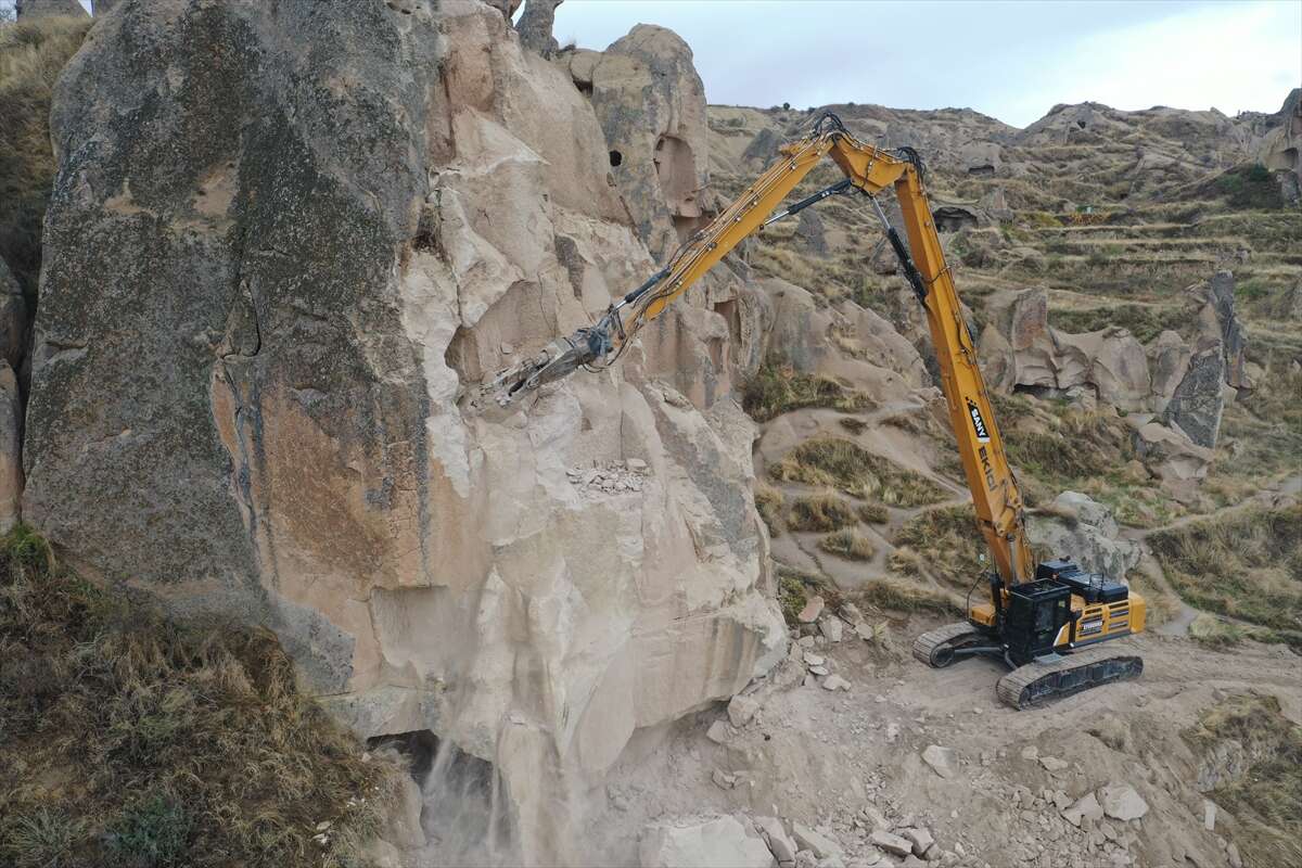 Göreme’deki riskli peribacaları güvenli şekilde yıkılıyor 10